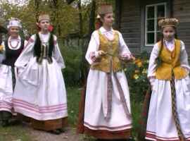 Frauenkostüme in Aukštaitija